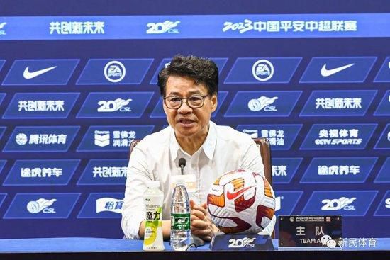 进球的情侣